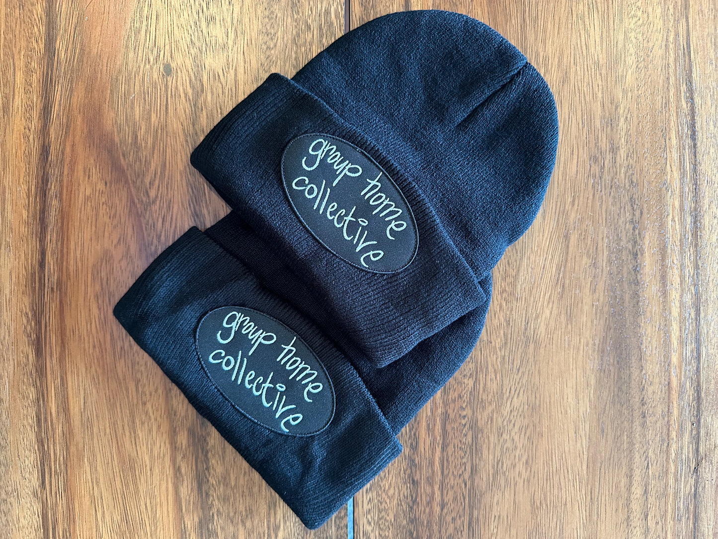The Low beanie black/white cursive